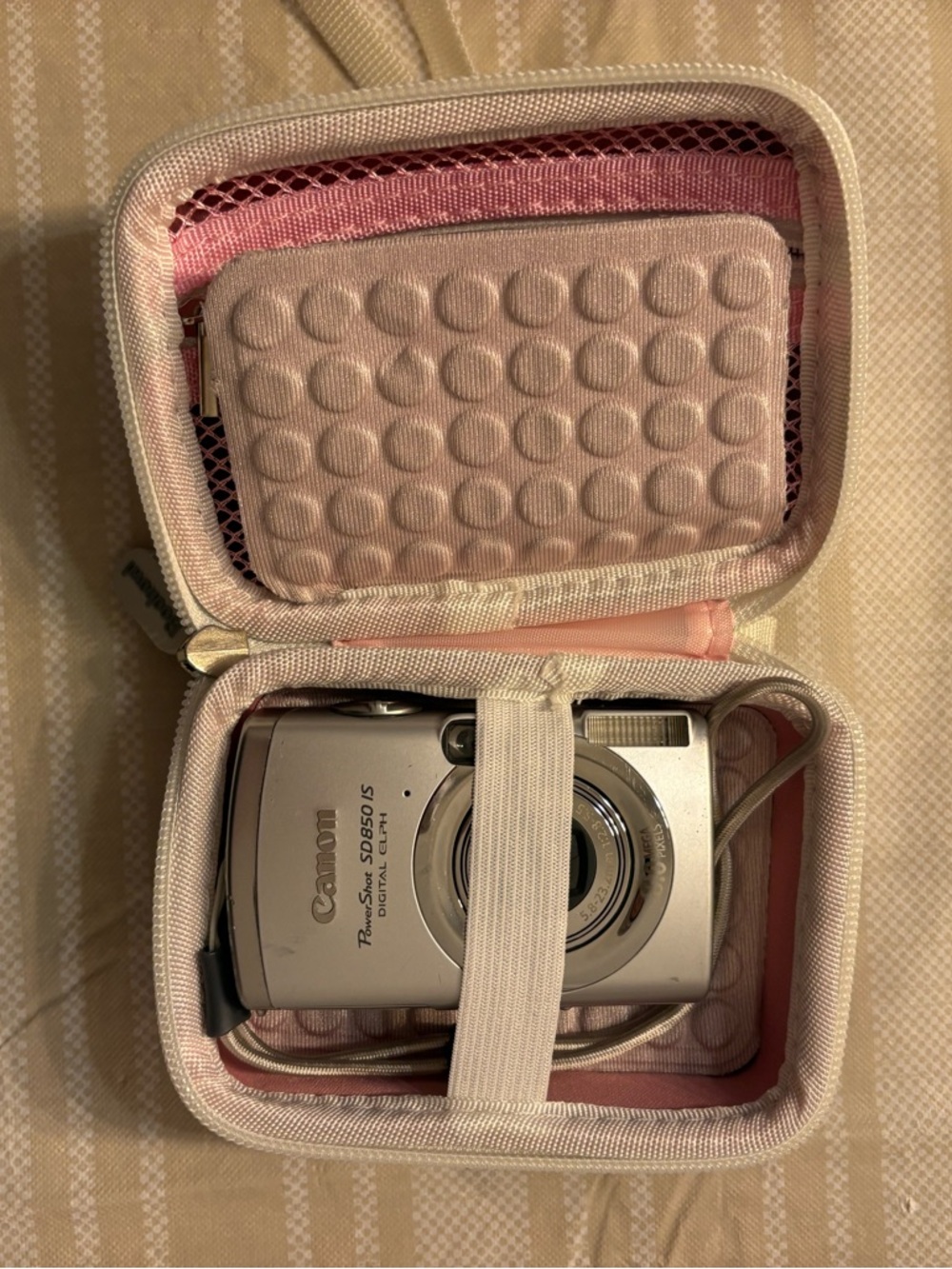 Canon PowerShot SD850 IS Silver Digital Camera - Picture 4 of 8